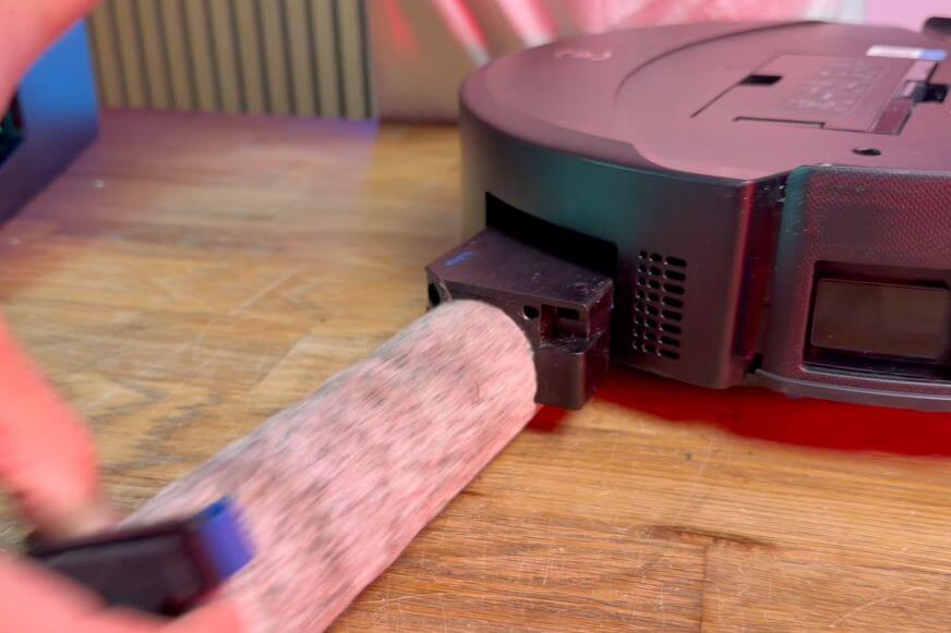 ECOVACS DEEBOT T90 PRO OMNI Wischwalze wird zur Reinigung aus dem Roboter entnommen